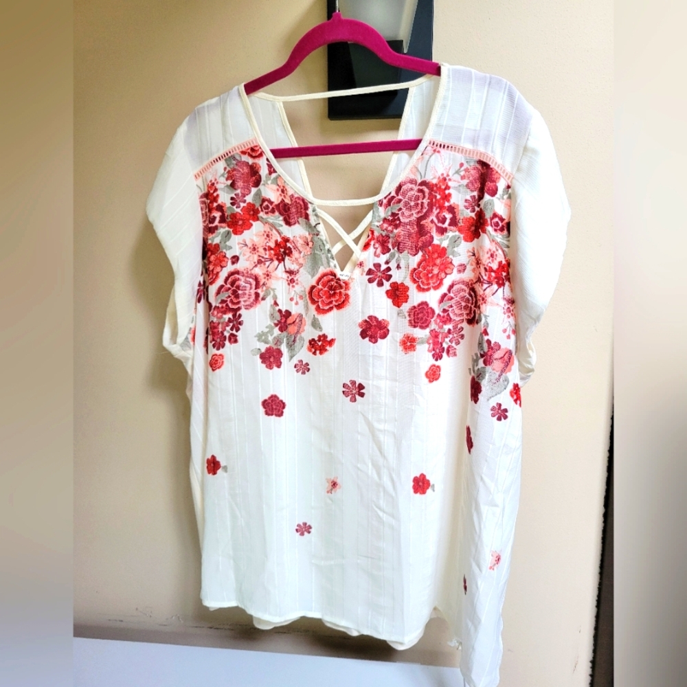 ●●● SOLD●●● NWT Maurices Floral And Cream V-Neck Top Sz 3